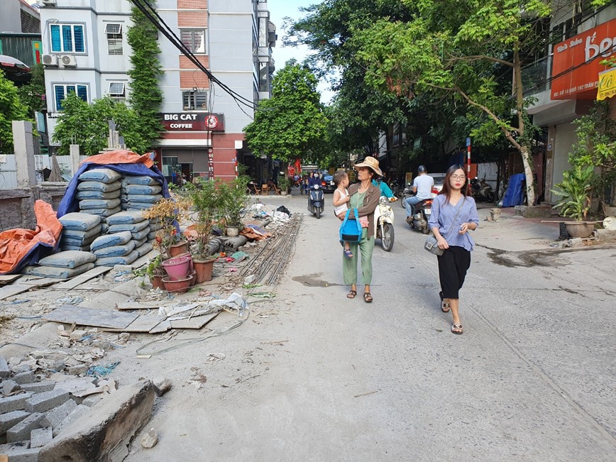 [Diem nong giao thong] Nha thau Phuc Thanh coi thuong tinh mang cu dan ngo 102 Tran Phu - Hinh anh 1