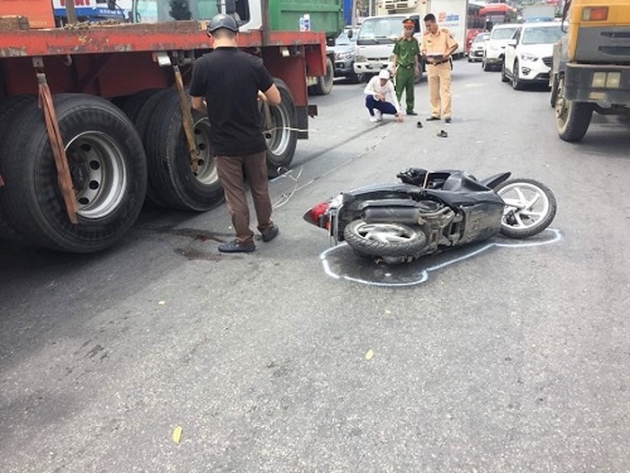 Ha Noi: 1 phu nu trong thuong sau va cham xe container - Hinh anh 1