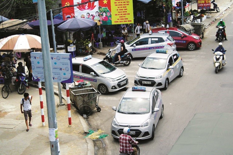 Taxi dan hang can tro giao thong tren duong 70 - Hinh anh 1