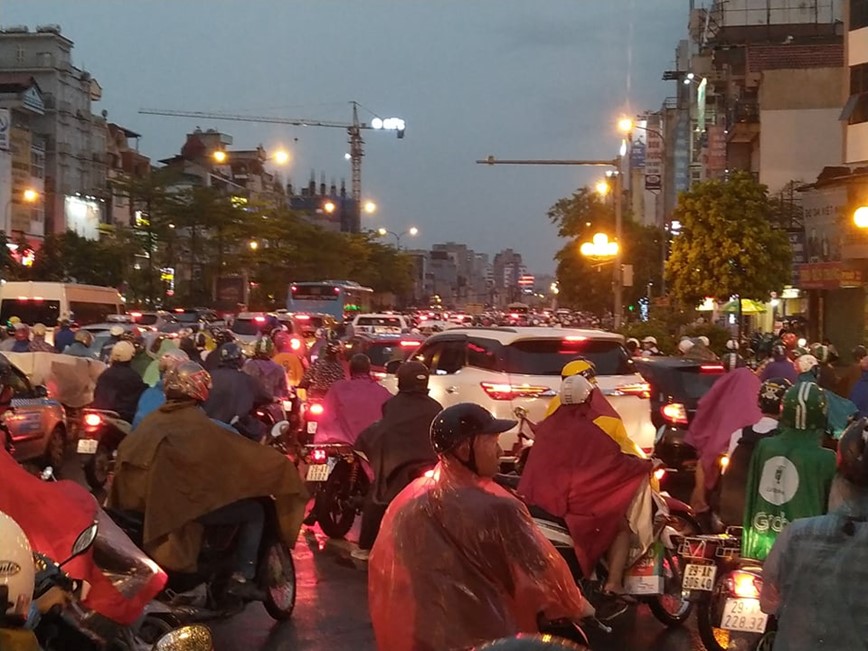 Ha Noi: Mua lon gay ngap, un tac mot so tuyen pho dung gio tan tam - Hinh anh 7