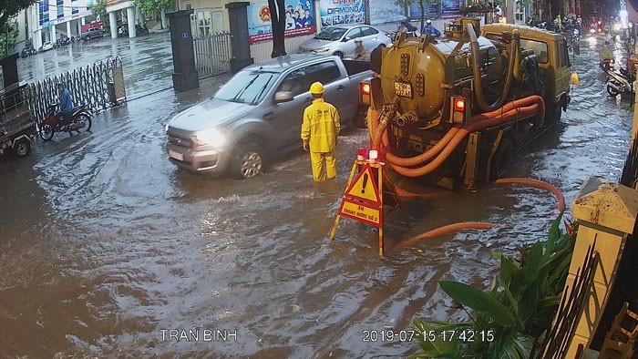 Ha Noi: Mua lon gay ngap, un tac mot so tuyen pho dung gio tan tam - Hinh anh 6