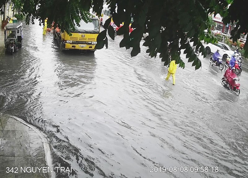 Ha Noi: Mua xoi xa khien nhieu tuyen duong ngap sau - Hinh anh 4