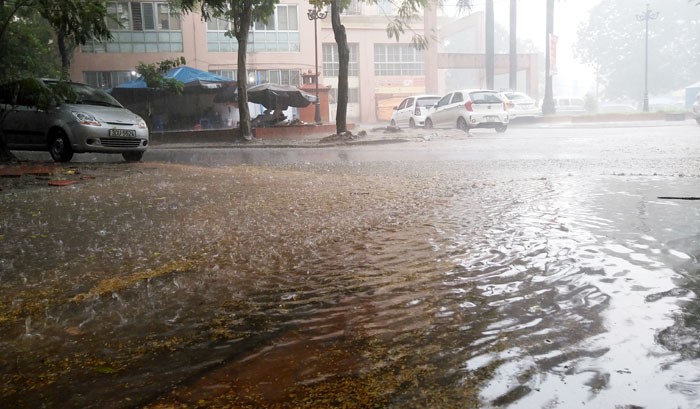 Ha Noi: Mua xoi xa khien nhieu tuyen duong ngap sau - Hinh anh 1