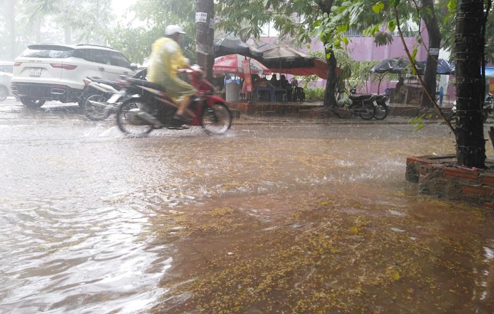 Ha Noi: Mua xoi xa khien nhieu tuyen duong ngap sau - Hinh anh 2