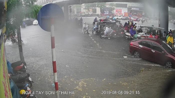 Ha Noi: Mua xoi xa khien nhieu tuyen duong ngap sau - Hinh anh 3