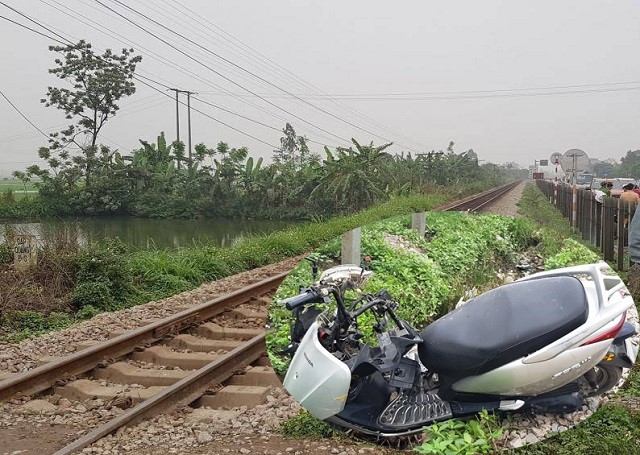 2 thanh nien tu vong sau va cham voi tau hoa - Hinh anh 1