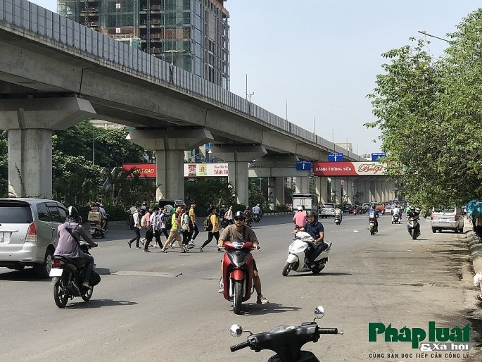 Sinh vien “bo qua” cau vuot bo hanh, vo tu bang ngang qua duong - Hinh anh 1