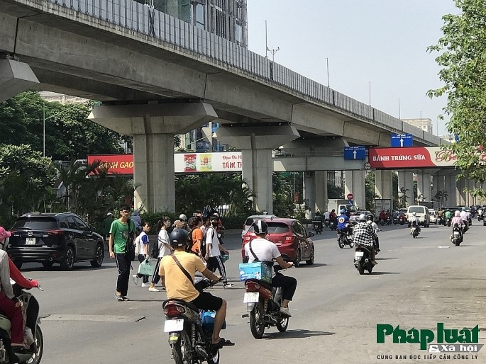 Sinh vien “bo qua” cau vuot bo hanh, vo tu bang ngang qua duong - Hinh anh 2