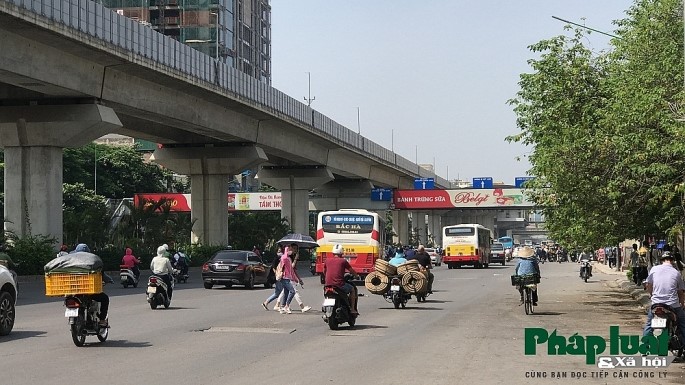 Sinh vien “bo qua” cau vuot bo hanh, vo tu bang ngang qua duong - Hinh anh 3