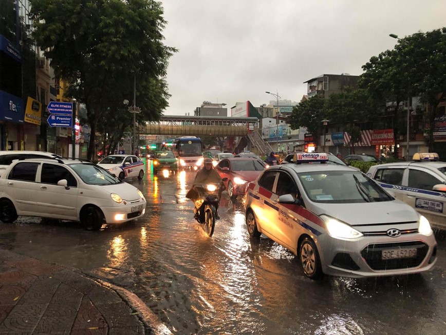 Mua lon dau gio sang khien nhieu tuyen pho Thu do un tac - Hinh anh 1