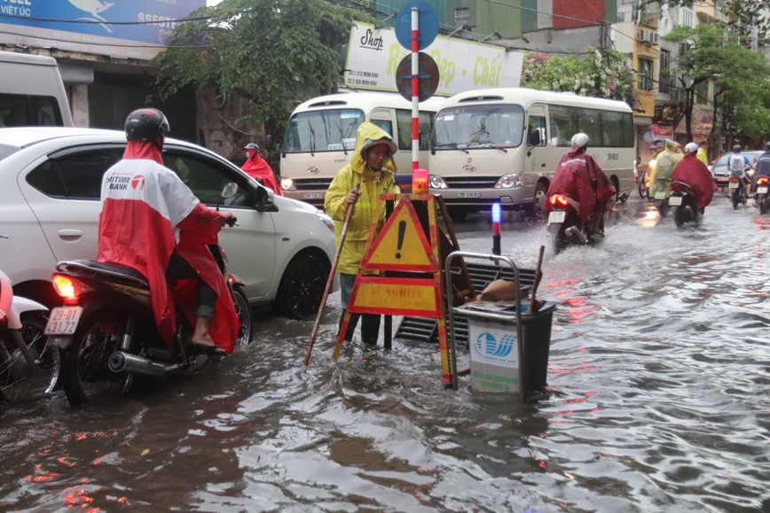 Mua lon dau gio sang khien nhieu tuyen pho Thu do un tac - Hinh anh 2