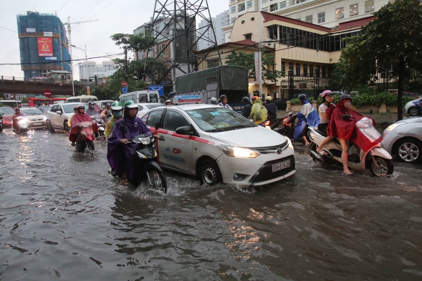 Mua lon dau gio sang khien nhieu tuyen pho Thu do un tac - Hinh anh 4