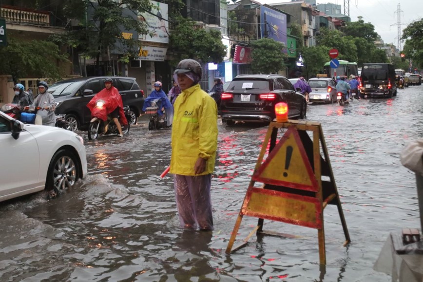 Mua lon dau gio sang khien nhieu tuyen pho Thu do un tac - Hinh anh 8