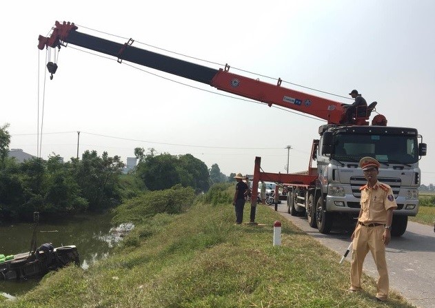 Xe tai mat lai tong hang loat phuong tien, 2 hoc sinh tu vong - Hinh anh 1