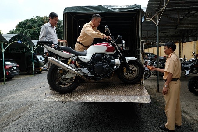 “Phuot thu” chay 120km/h bat tuan hieu lenh cua CSGT - Hinh anh 1