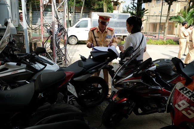 “Phuot thu” chay 120km/h bat tuan hieu lenh cua CSGT - Hinh anh 2