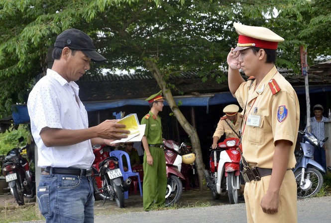 De xuat CSGT duoc mang sung tieu lien, khong chao nguoi say khi dung phuong tien - Hinh anh 1