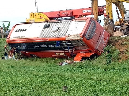 Ha Tinh: Lat xe khach tren duong Ho Chi Minh, mot nguoi tu vong - Hinh anh 1