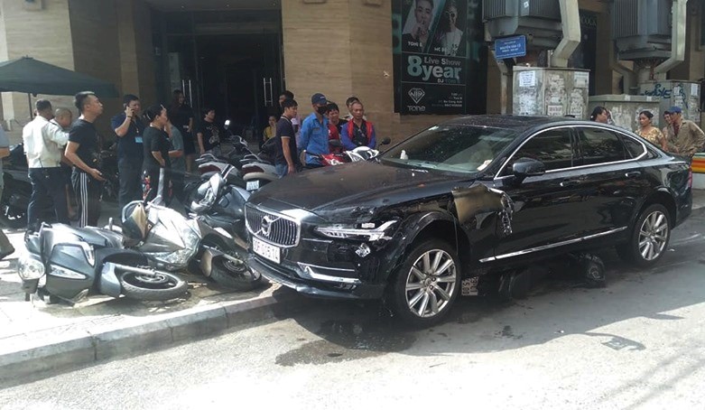 Ha Noi: O to hang sang Volvo keo le xe may tren pho, 1 nguoi bi thuong - Hinh anh 1