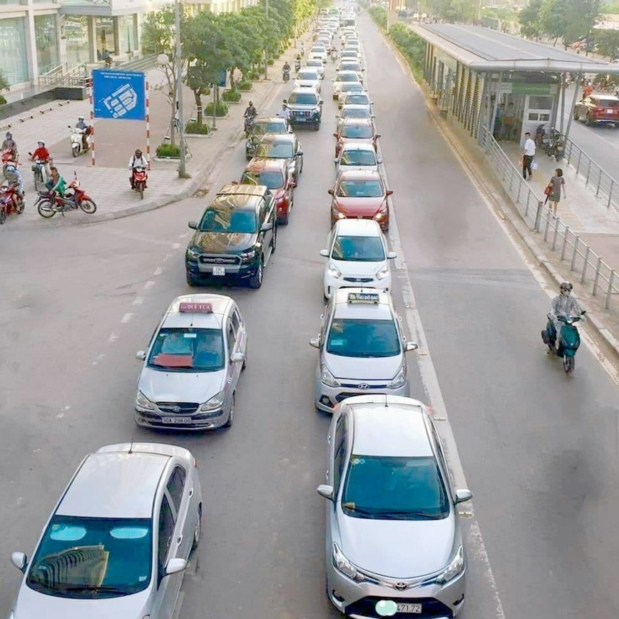 Hinh anh “la” tren truc duong BRT - Hinh anh 1