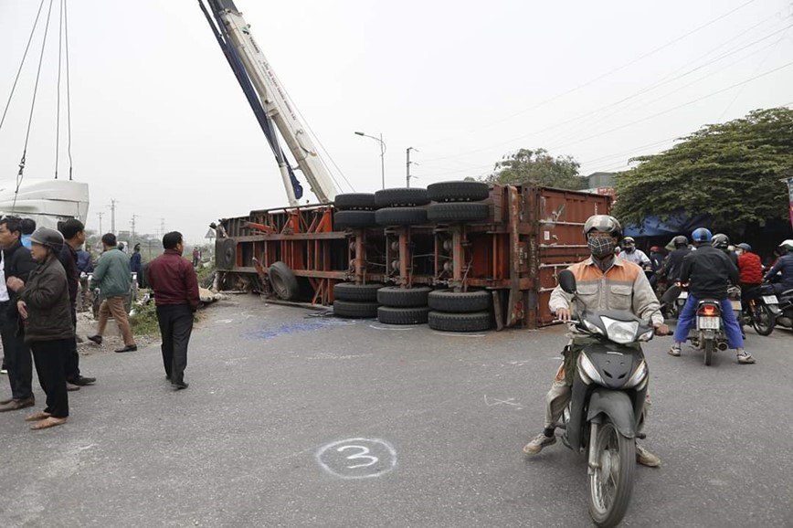 Ha Noi: Kinh hai xe container bi tau hoa dam dut doi o Thuong Tin - Hinh anh 1