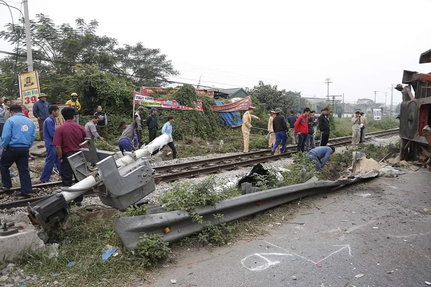 Ha Noi: Kinh hai xe container bi tau hoa dam dut doi o Thuong Tin - Hinh anh 2