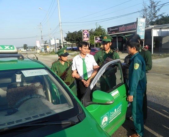 Quang Ngai: Bat qua tang tai xe taxi van chuyen ma tuy - Hinh anh 1