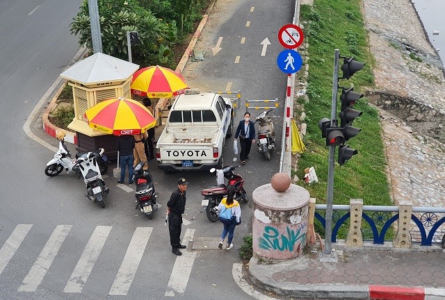 Cau Hoa Muc: Chot canh sat gay can tro giao thong - Hinh anh 1