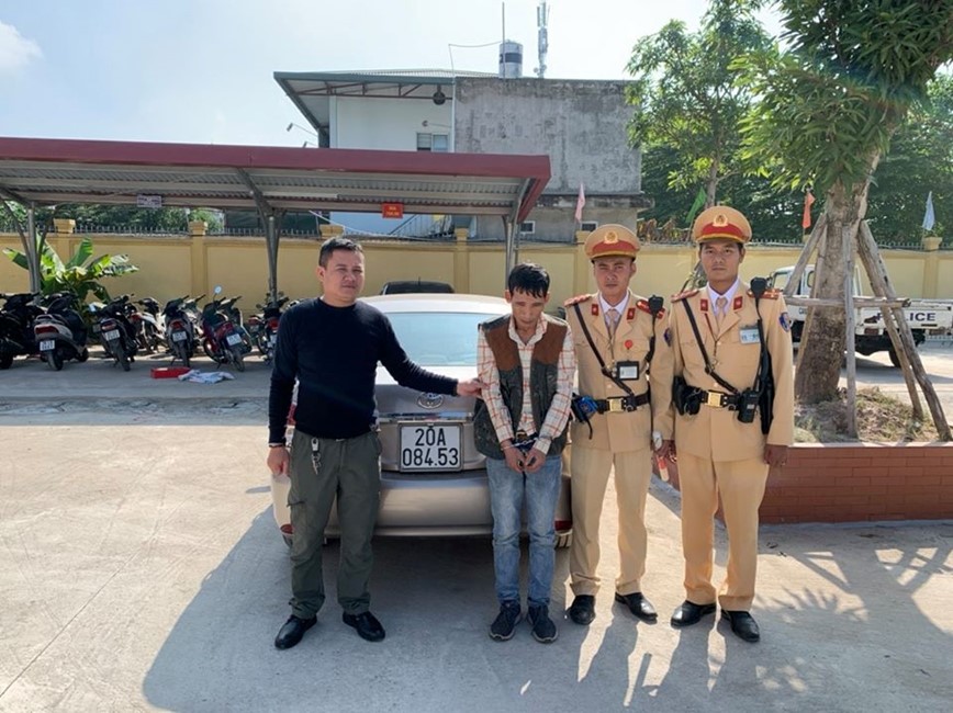 Ha Noi: Lung tung khi bi kiem tra, lai xe o to lo 2 goi ma tuy giau trong nguoi - Hinh anh 1