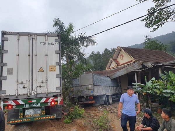 Ha Tinh: Xe tai va xe container cung dam sap mot nha dan - Hinh anh 1