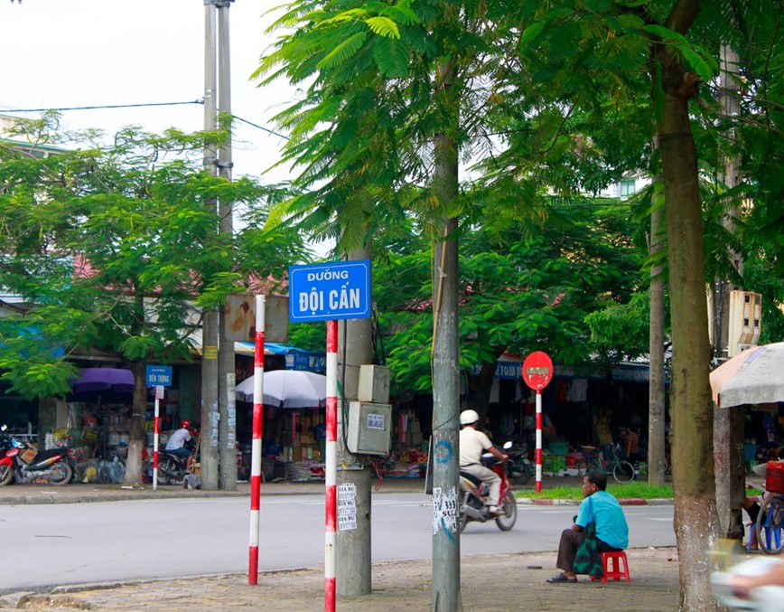 Cam o to luu thong ban dem tren duong Doi Can tu hom nay - Hinh anh 1