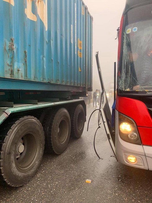 Tai xe container lanh le, cuu song hon 10 nguoi tren xe khach thoat chet - Hinh anh 4