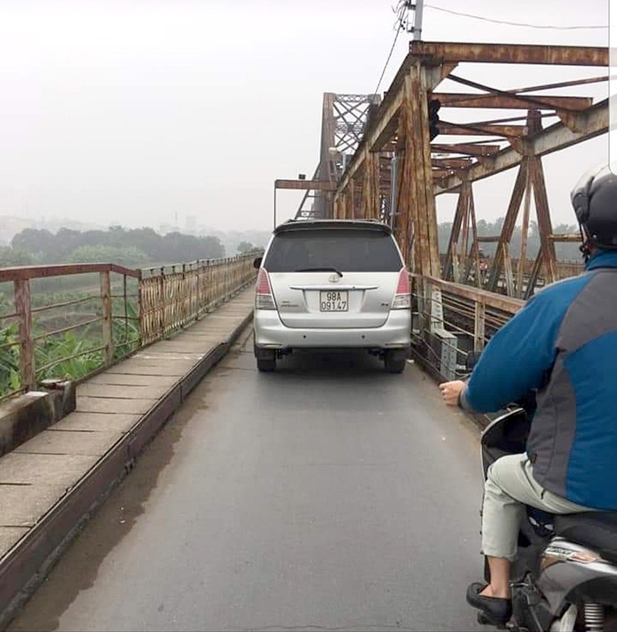 Phot lo bien cam, o to van lao len cay cau “tram tuoi” - Hinh anh 1