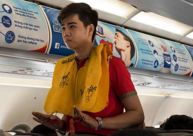 Xe vo ao phao tren may bay, nam hanh khach nhan muc phat nang - Hinh anh 1