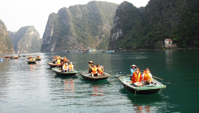 Lat do tren vinh Ha Long khien 1 du khach nuoc ngoai tu vong - Hinh anh 1