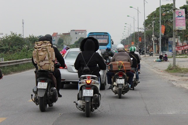 Mung 4 Tet, giao thong Ha Noi da “ngop tho” - Hinh anh 1