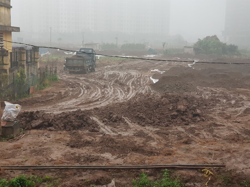 Ha Noi: Bun dat roi vai tren duong Hoang Tang Bi, tiem an TNGT  - Hinh anh 1