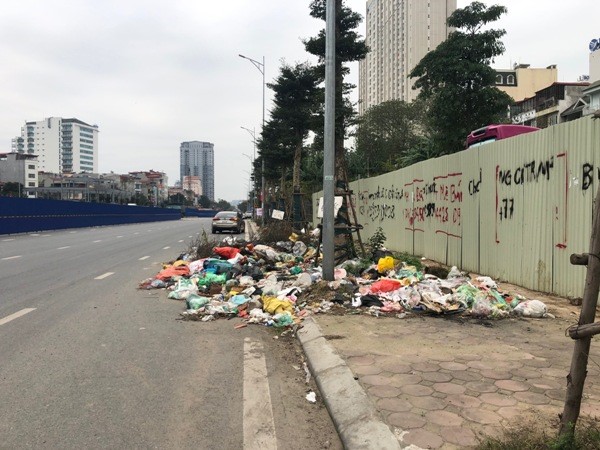 Ha Noi: Duong Nguyen Van Huyen keo dai ngap trong rac - Hinh anh 4