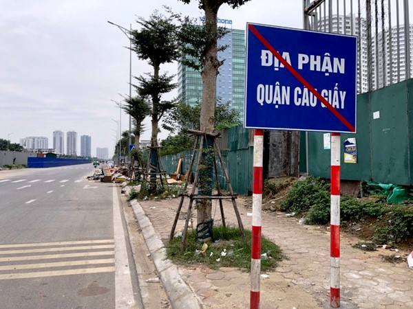 Ha Noi: Duong Nguyen Van Huyen keo dai ngap trong rac - Hinh anh 1