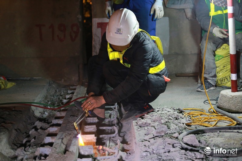 Ha Noi: Cong nhan xuyen dem sua duong Vanh dai 3 tren cao - Hinh anh 8