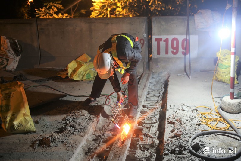 Ha Noi: Cong nhan xuyen dem sua duong Vanh dai 3 tren cao - Hinh anh 10