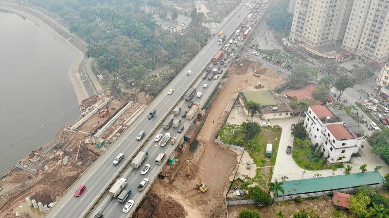 Ha Noi: Toan canh cong truong du an xay dung 2 cau qua ho Linh Dam - Hinh anh 2