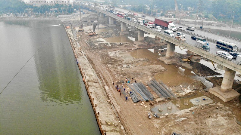 Ha Noi: Toan canh cong truong du an xay dung 2 cau qua ho Linh Dam - Hinh anh 6