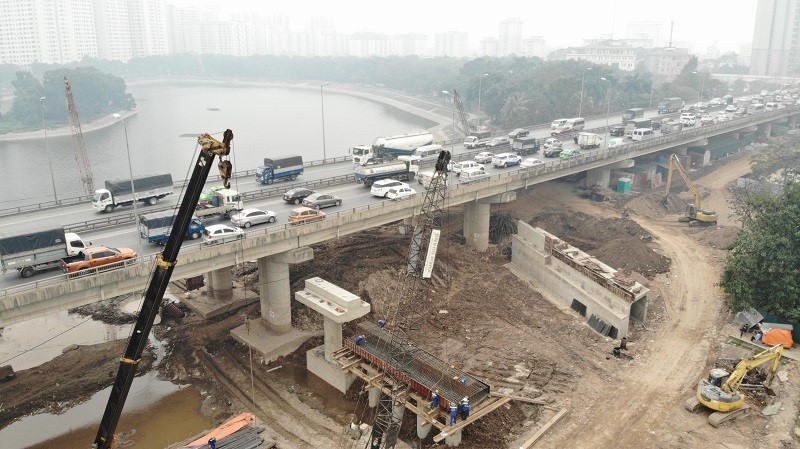 Ha Noi: Toan canh cong truong du an xay dung 2 cau qua ho Linh Dam - Hinh anh 9