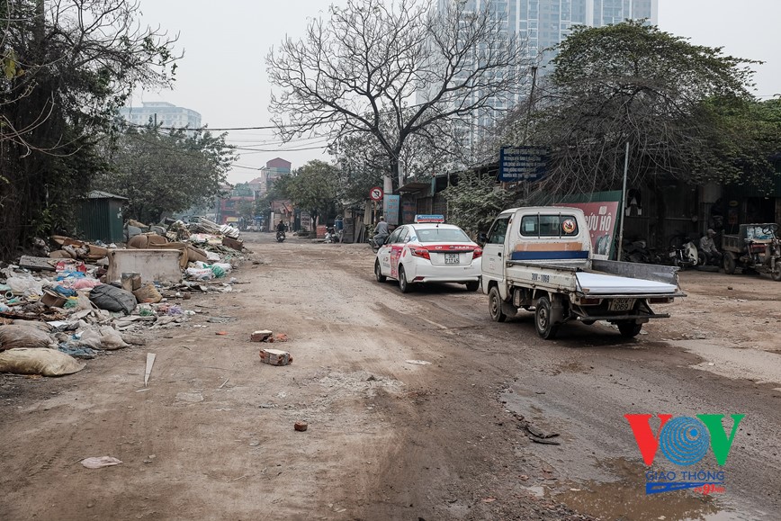 Duong Nguyen Canh Di (Ha Noi) keo dai: Khong muon tai nan phai thuoc 'o ga, o voi'  - Hinh anh 2