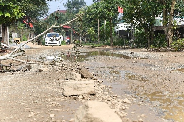 Ha Tinh: Khon kho vi duong lien xa nhu “ruong” - Hinh anh 2