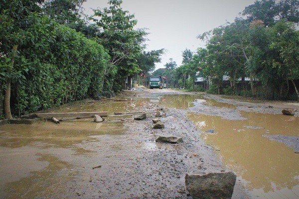 Ha Tinh: Khon kho vi duong lien xa nhu “ruong” - Hinh anh 1