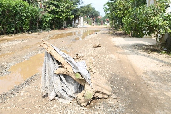 Ha Tinh: Khon kho vi duong lien xa nhu “ruong” - Hinh anh 4