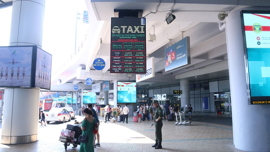 Taxi co the hoat dong tai san bay Noi Bai va ga Ha Noi trong thoi gian cach ly xa hoi - Hinh anh 1