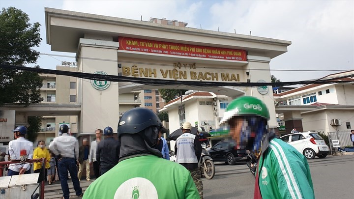 Ha Noi truy tim cac tai xe xe cong nghe cho khach di va den Benh vien Bach Mai - Hinh anh 1